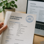 carte identité entreprise sur bureau avec fiche et kbis