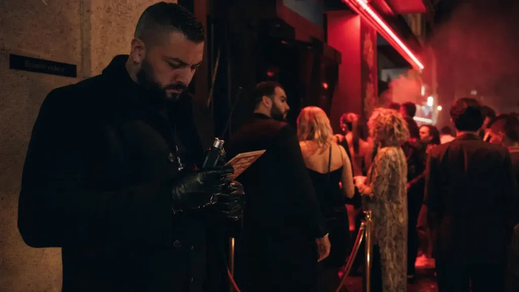 Salaire videur boite de nuit : videur de club avec radio et contrôle d’entrée